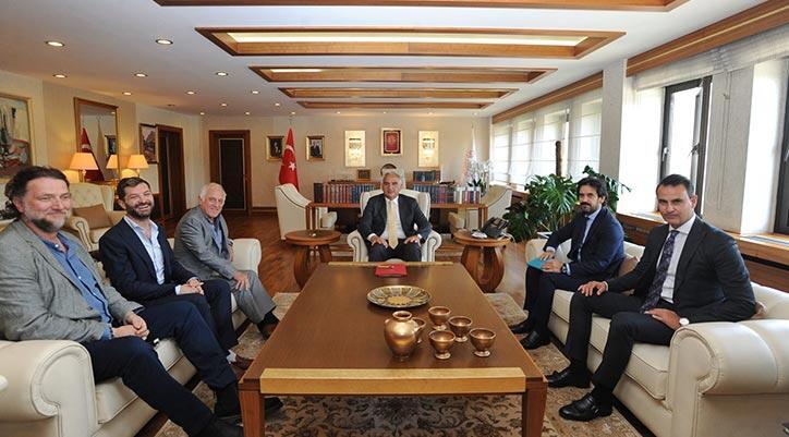 bakan-ersoy-dunyaca-unlu-filmlerin-yapimcisi-james-brock-ile-gorustu-b5ZR2lSl.jpg
