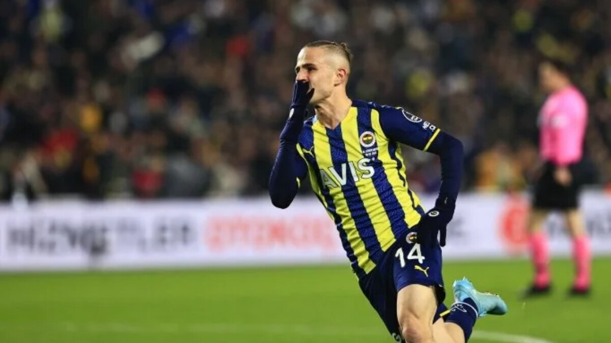 fenerbahcede-3-futbolcuya-veda-edildi-W9ZkMv6Y.jpg