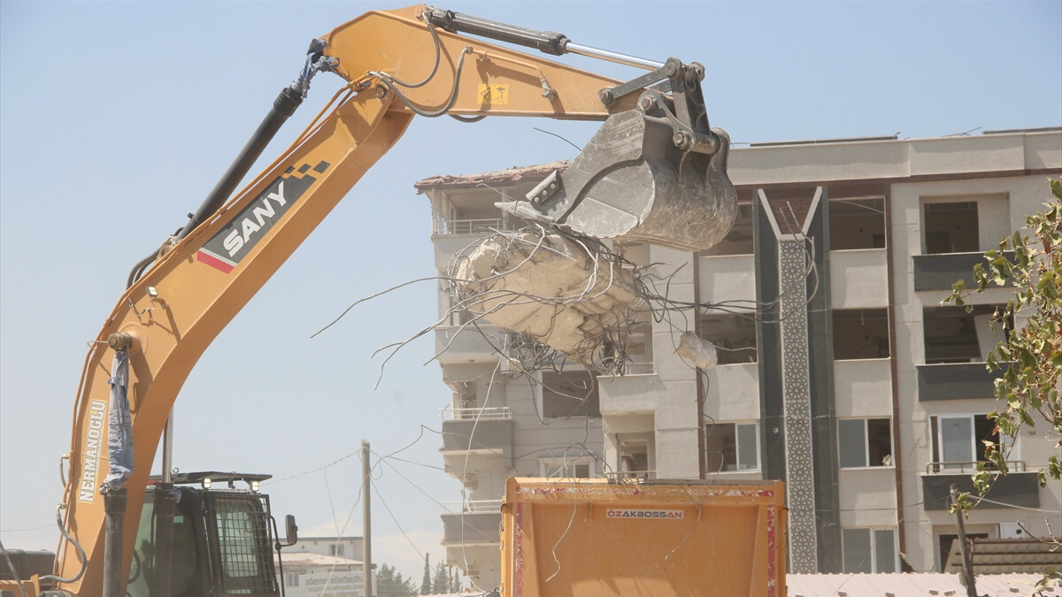 depremin-vurdugu-hatayda-gunlugu-bin-500-tlye-usta-bulmakta-sikinti-yasaniyor-MIXZg6gS.jpg