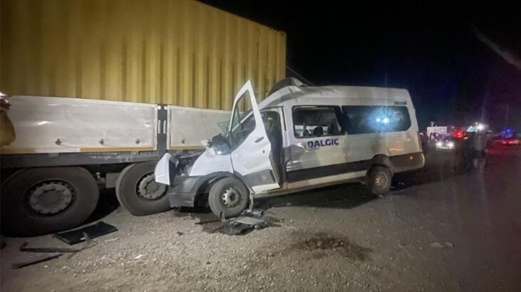 fabrika-iscilerini-tasiyan-servis-tira-carpti-RMsP75Yb.jpg