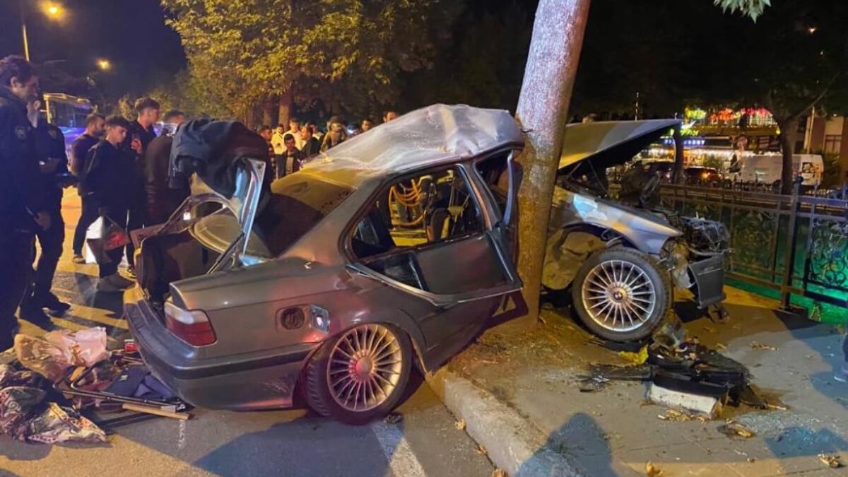 kastamonuda-agaca-carpan-otomobil-ikiye-bolundu-qU319LJy.jpg
