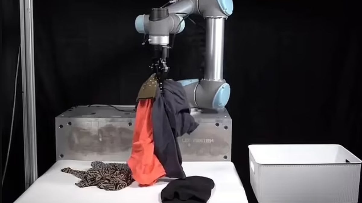 bilim-insanlari-yatak-odasindaki-daginik-kiyafetleri-toplayabilen-bir-temizlik-robotu-gelistirdi-WyLOgCf6.jpg