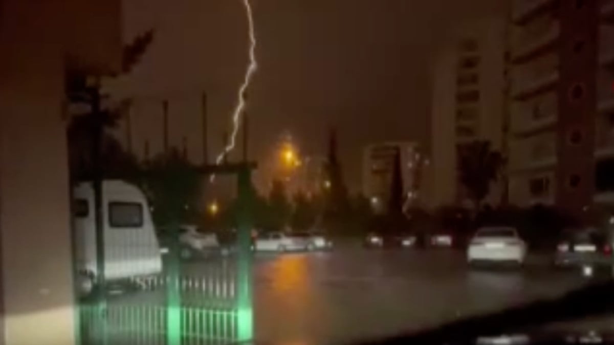 mersinde-yildirim-dustu-o-an-kamerada-gy8ypihk.jpg