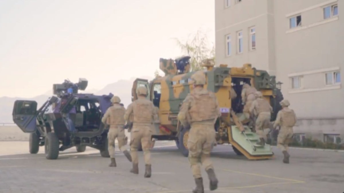 12-ilde-teror-operasyonu-ali-yerlikaya-goruntuleri-paylasti-78-barinma-alani-imha-edildi-2anEFpUM.jpg