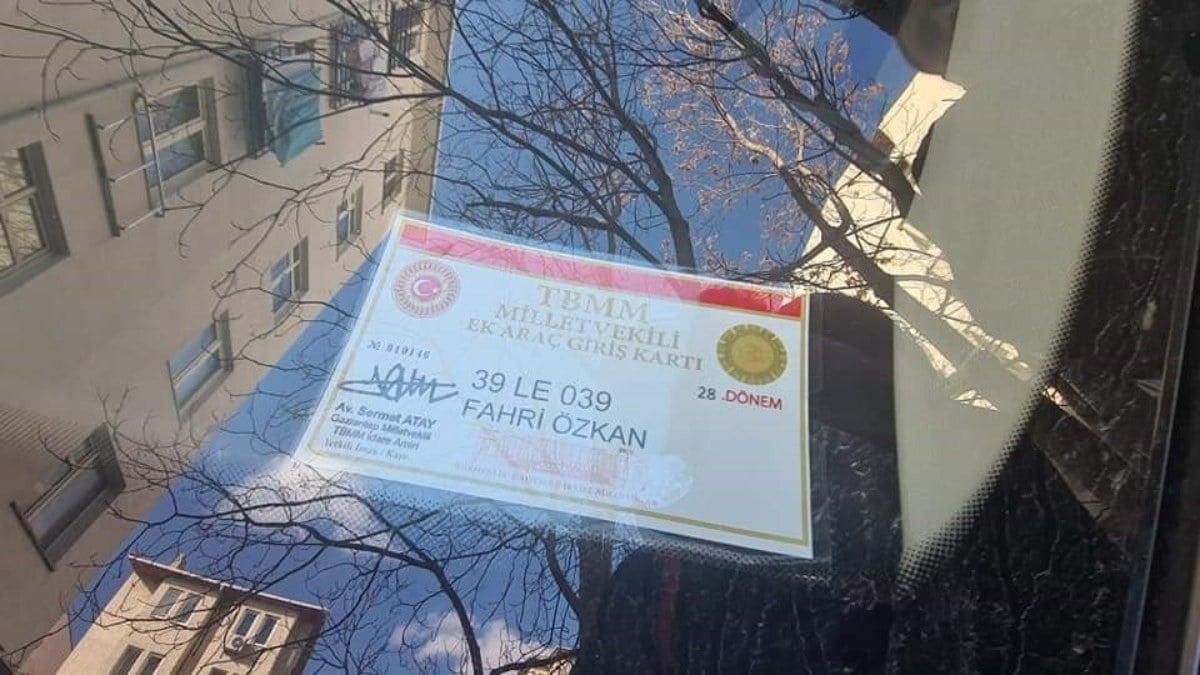 chpli-vekilin-araci-hatali-park-edildi-trafik-sikisti-Zu9YGbGr.jpg