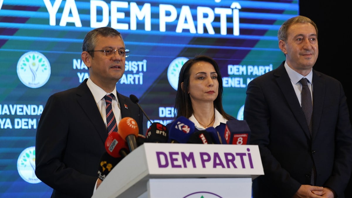 dem-partinin-ekrem-imamoglu-ile-secim-pazarligi-esenyurtu-ver-1yMrkFIW.jpg